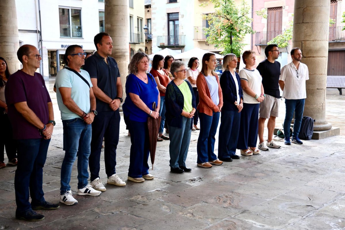 L'alcaldessa amb els regidors i regidores de l'Ajuntament durant el minut de silenci de condemna del feminicidi