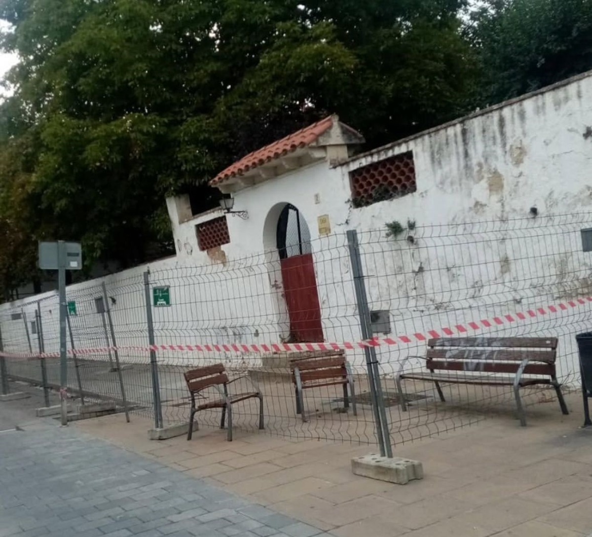 El mur de la Rectoria, amb l'accés restringit