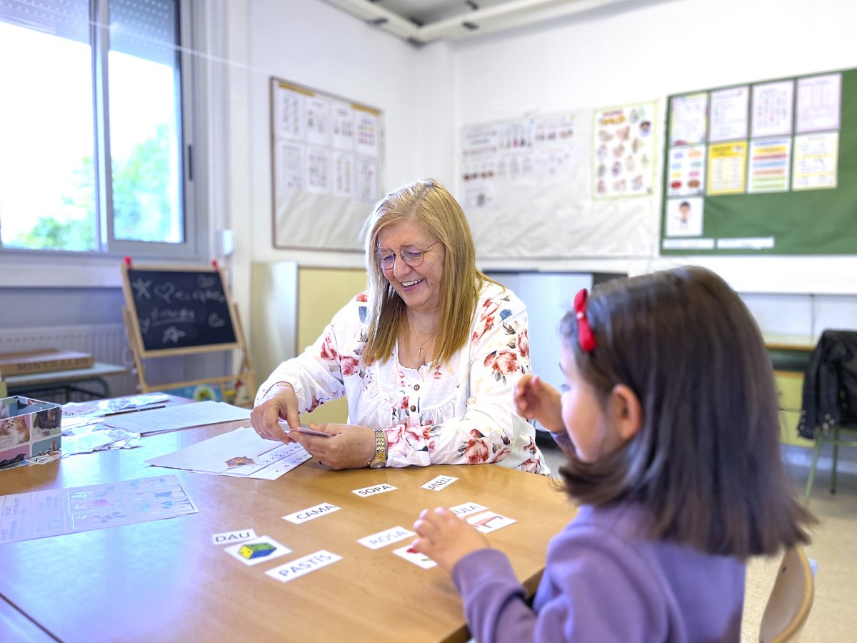 Una de les voluntàries del projecte Grana amb una alumna de l’escola Salvador Espriu de Granollers