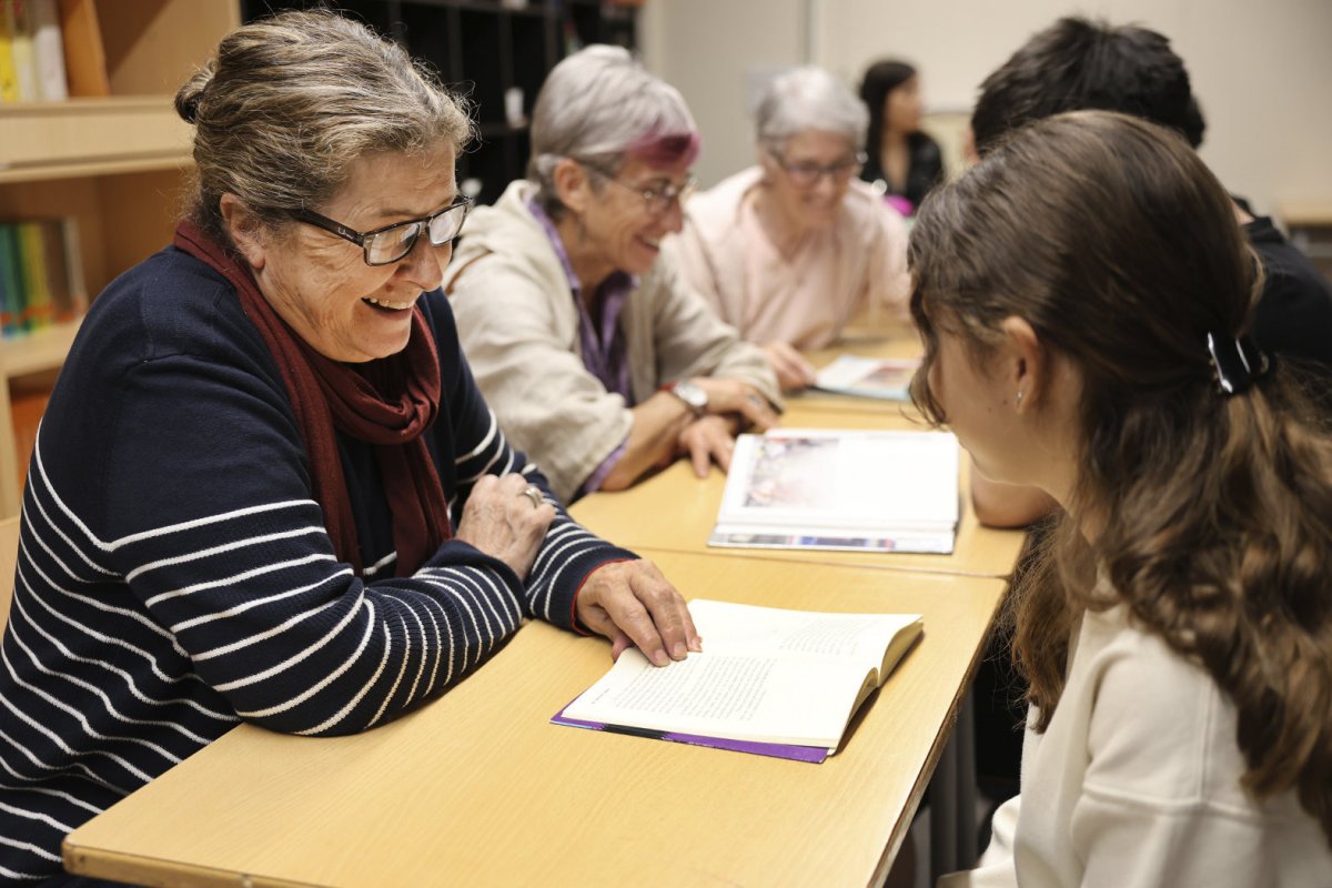 Una de les voluntàries de l'acompanyament lector amb una alumna de l'Institut Can Record de Sant Esteve