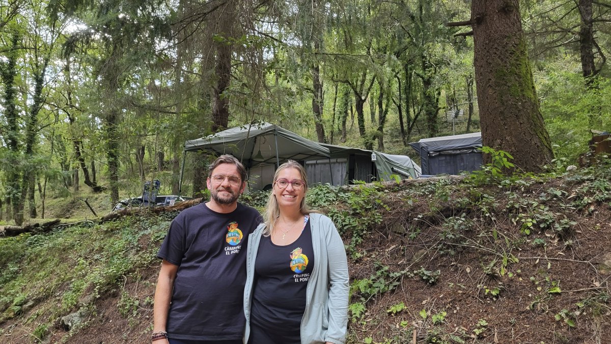 David Molano i Esther Suage, a la seva parcel·la del càmping el Pont de Vilanova de Sau