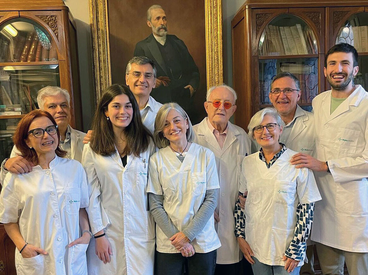 De dreta a esquerra: Iker Elosua, Roberto Elosua, Míriam Bayés, Antonio Bayés, Elena Ricart, Toni Bayés, Cristina Bayés, Toni Gómez i Beti Bayés