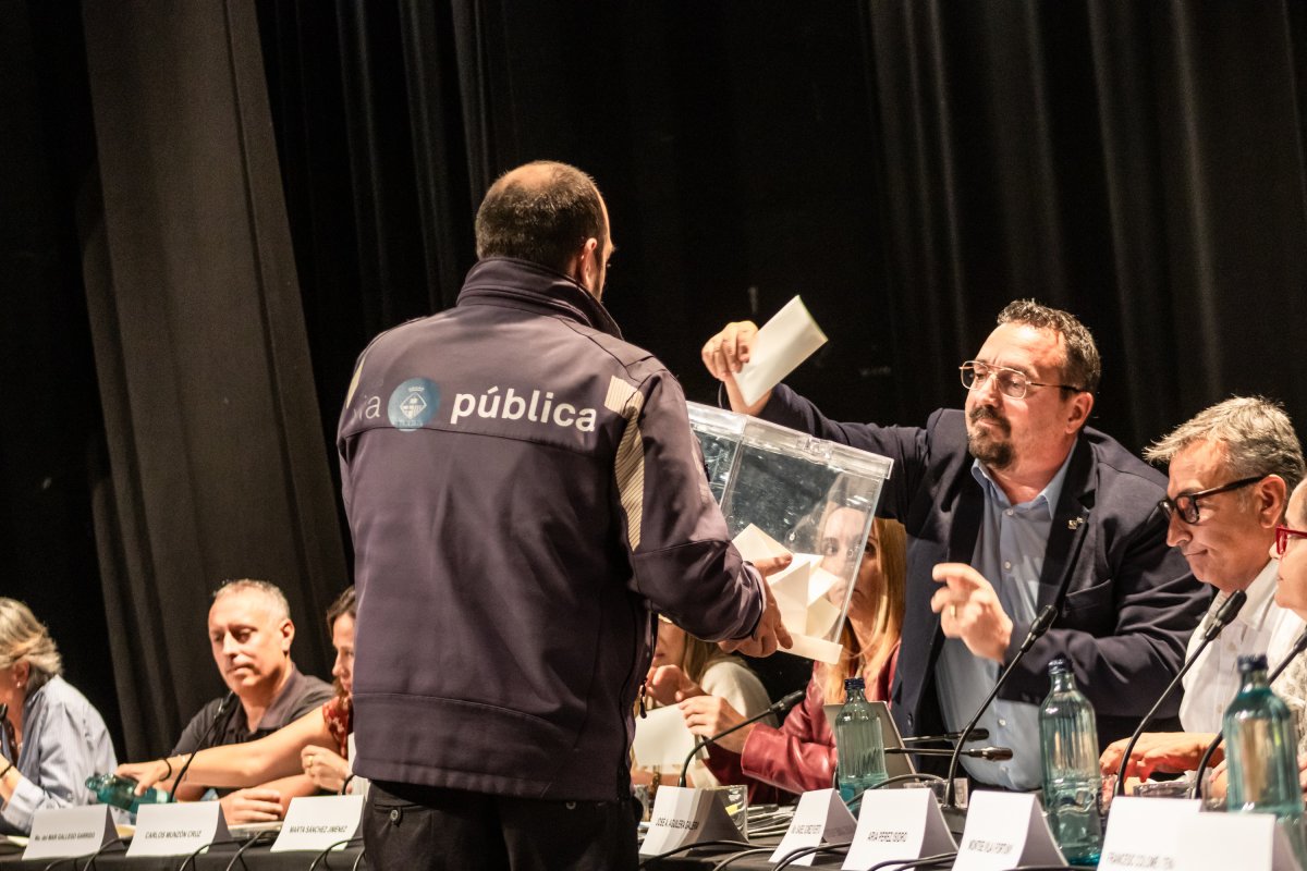 El moment de la votació amb urna