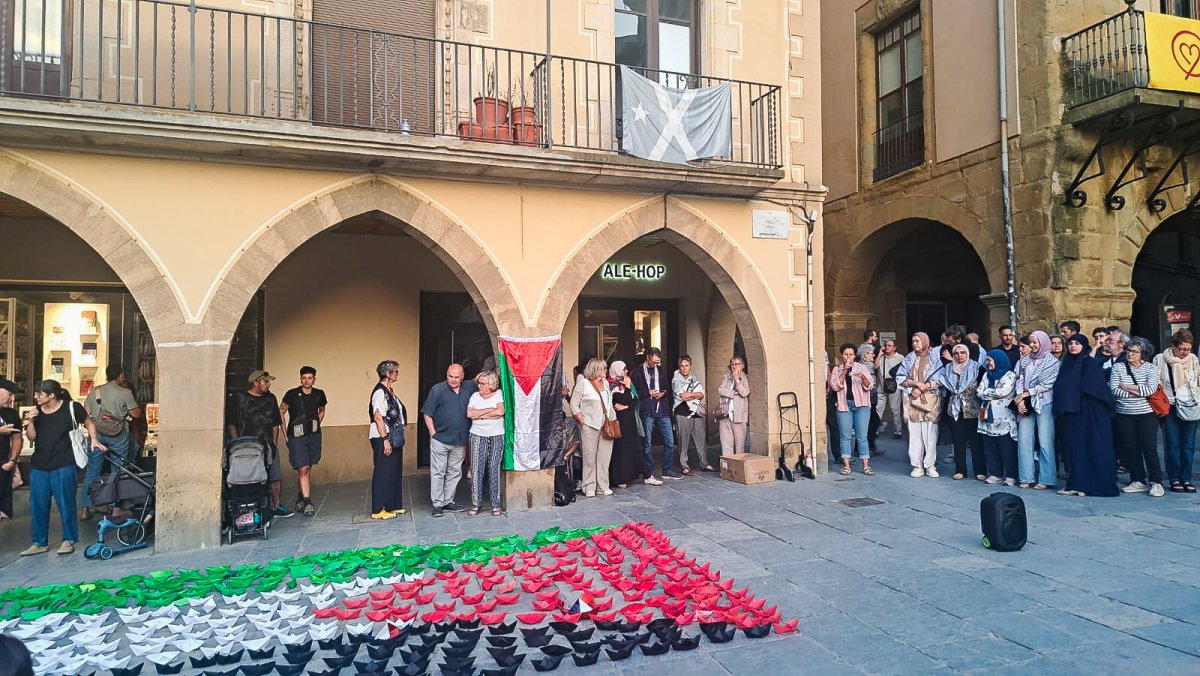 La bandera palestina feta amb vaixells a plaça