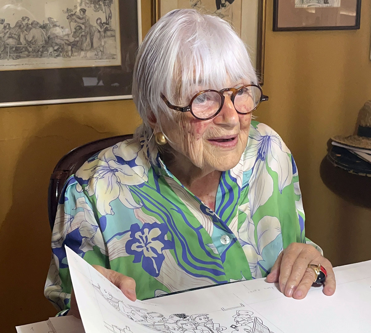 Pilarin Bayés, amb el conte de l'Hospital Universitari de Vic que està il·lustrant