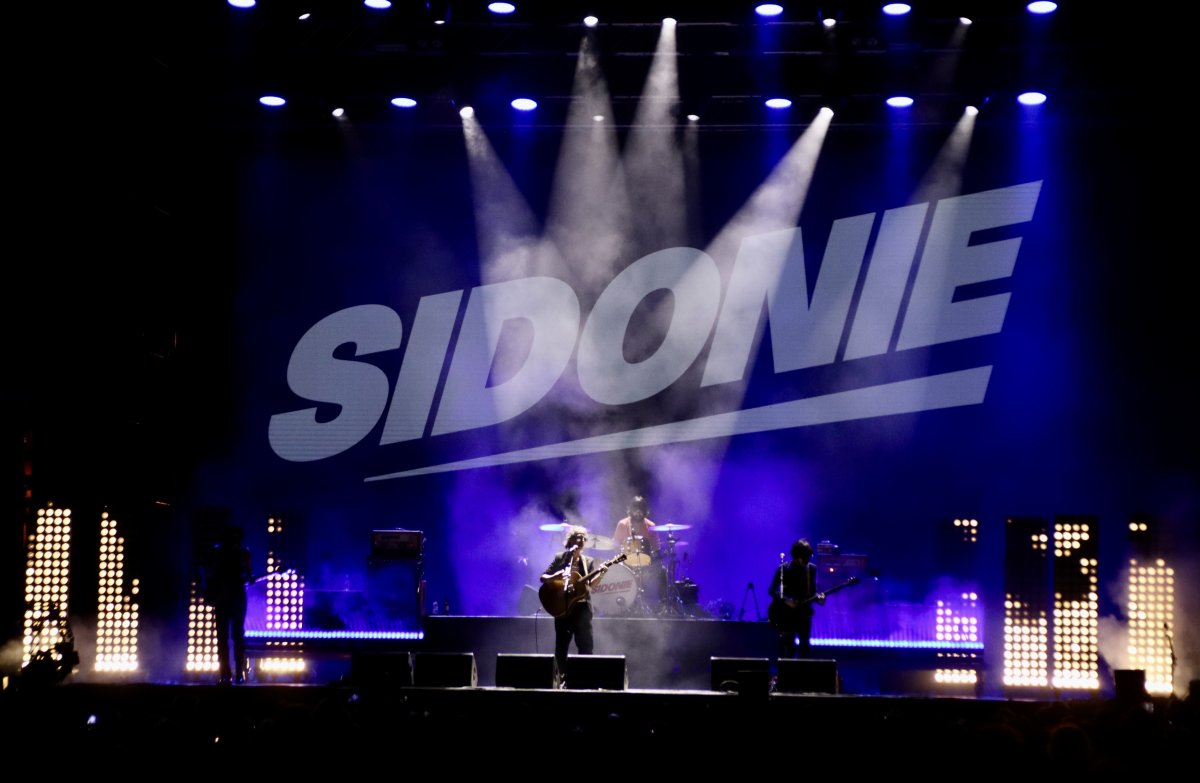 Sidonie, en plena actuació a la plaça Major de Vic