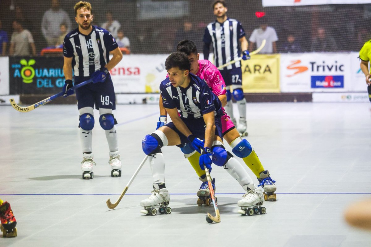 Jordi Burgaya protegint la bola en el duel davant el Caldes