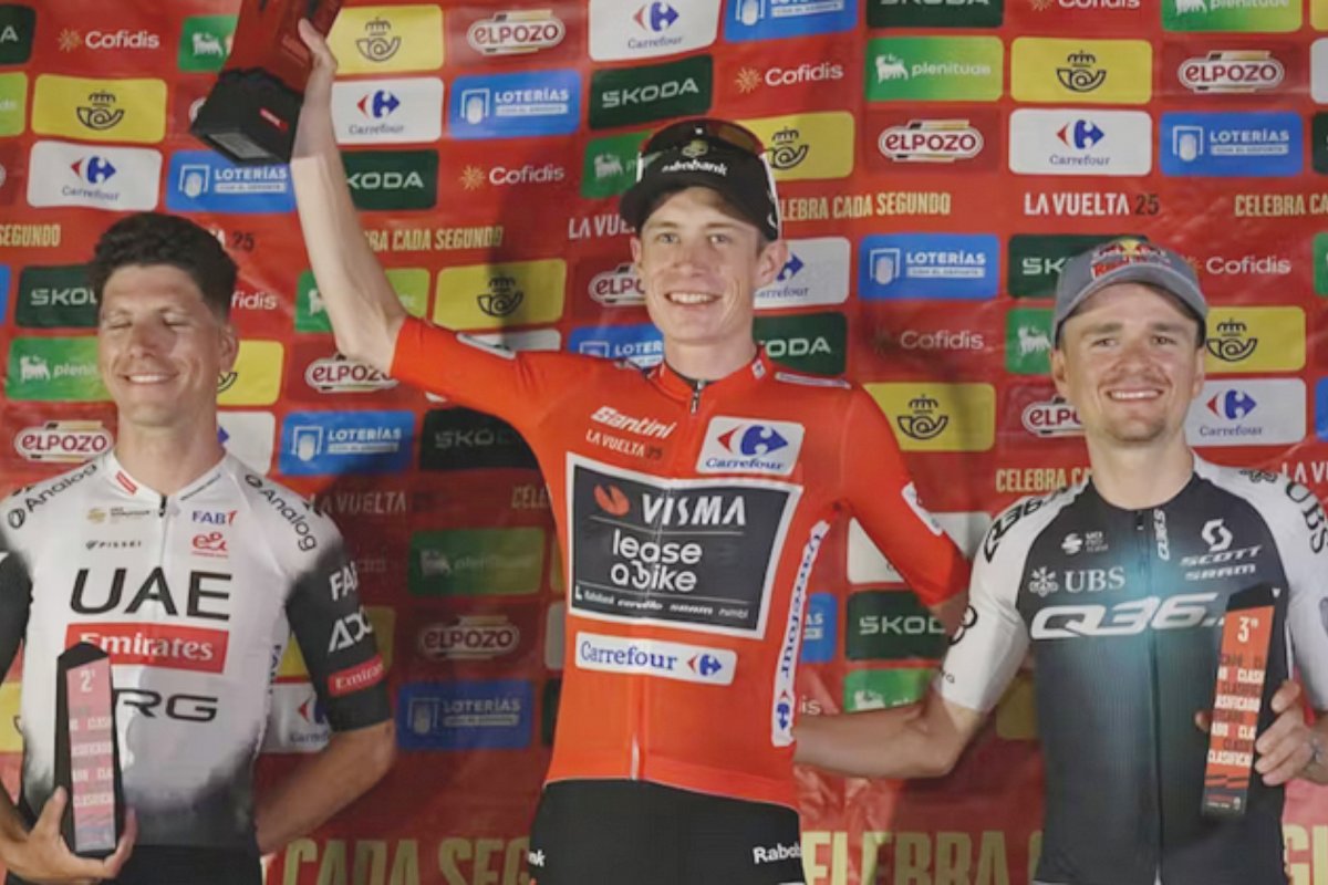 Pidcock, a la dreta, compartint podi amb Vingegaard, guanyador, i Almeida