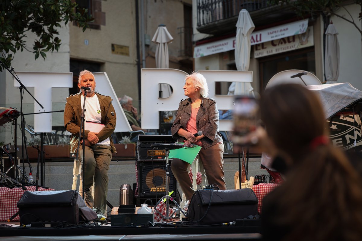 Nandu Jubany, amb l’alcaldessa Margarida Feliu, en el pregó de la festa de Viladrau que va pronunciar divendres / MARC SANYÉ