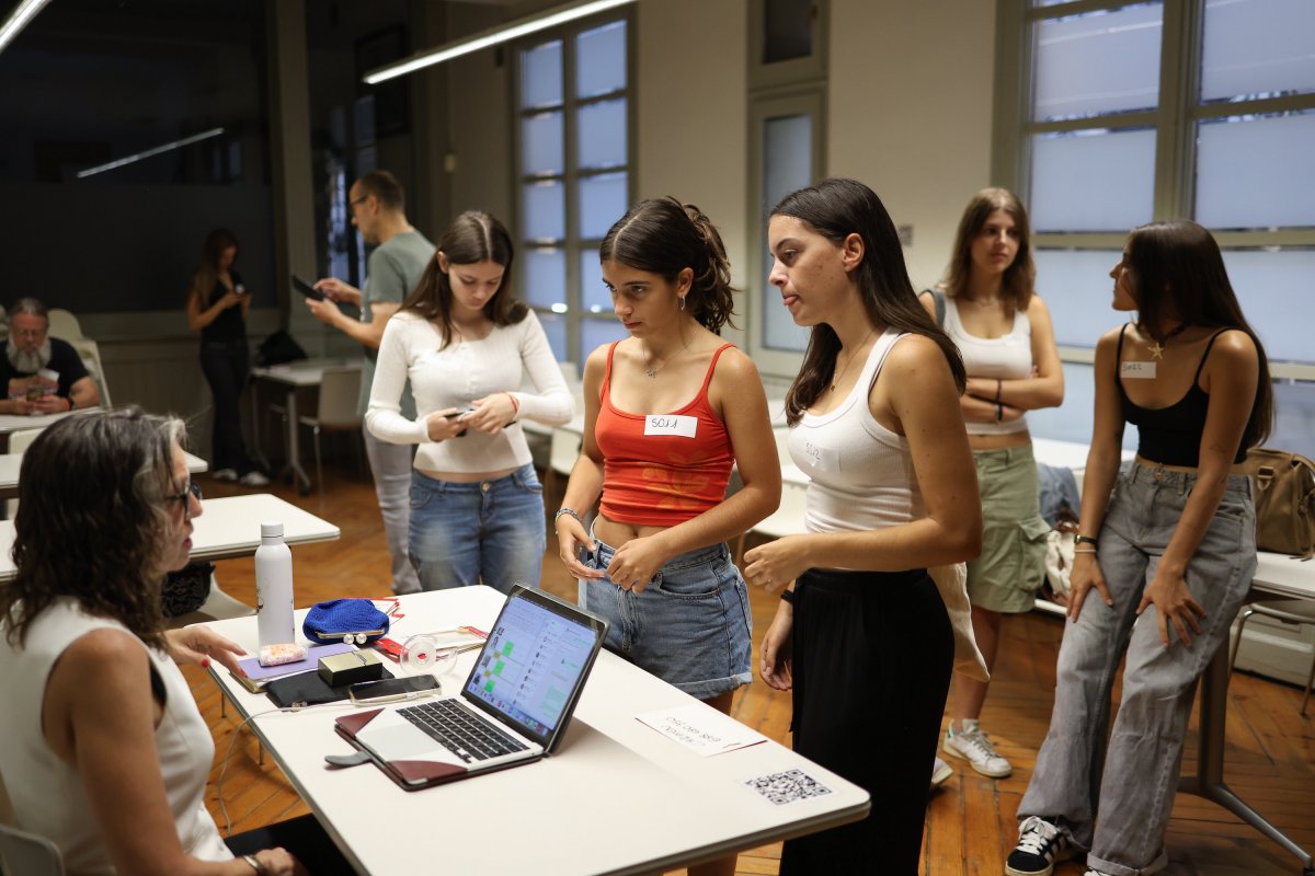Un grup d'aspiants en el casting, al Casino de Vic / MARC SANYE
