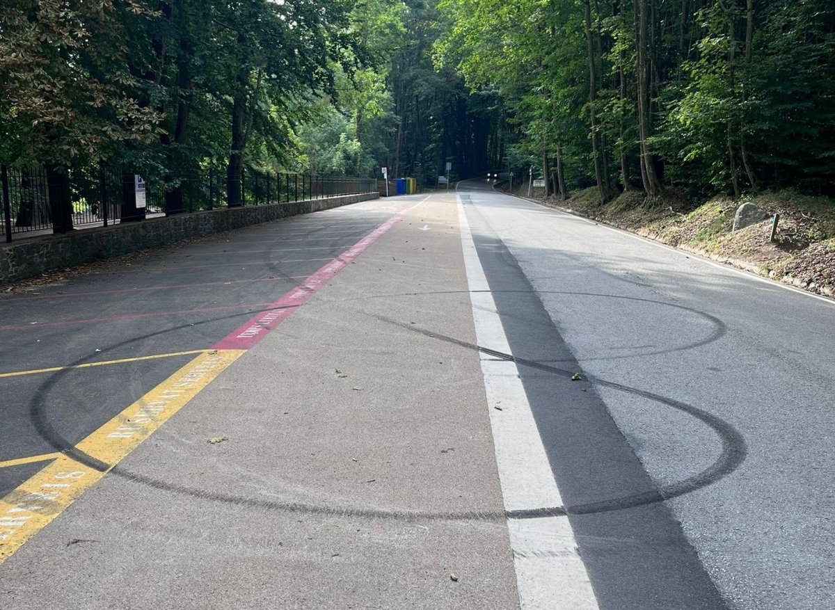 Els veïns es queixen que ha quedat la petjada de les derrapades de dissabte