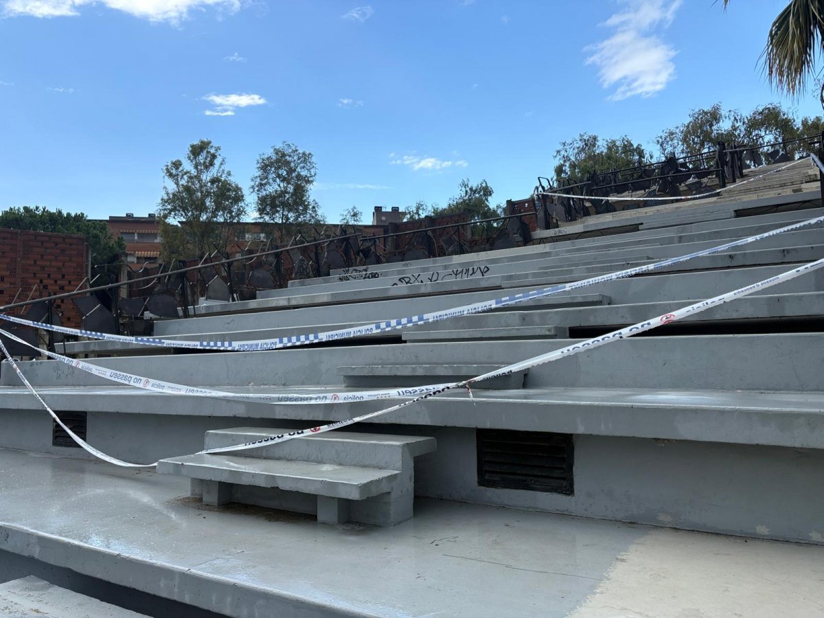 La zona de la graderia on van passar els fets aquest disssabte amb cinta policial