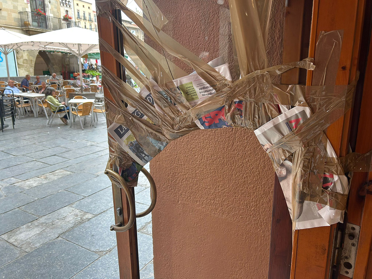 La porta rebentada del Bar La Plaça