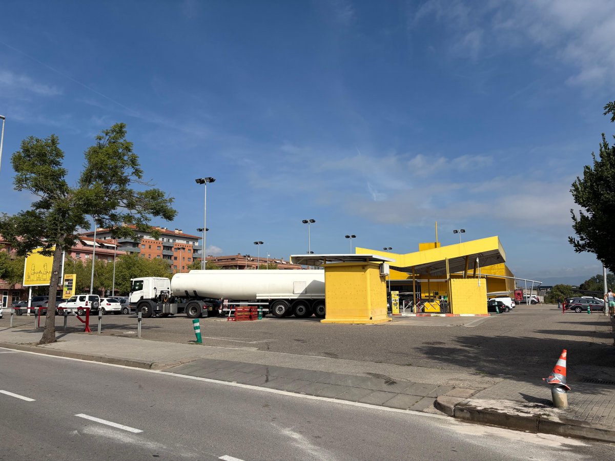 El camió, aquest dissabte al matí al lloc on ha patit la fuita