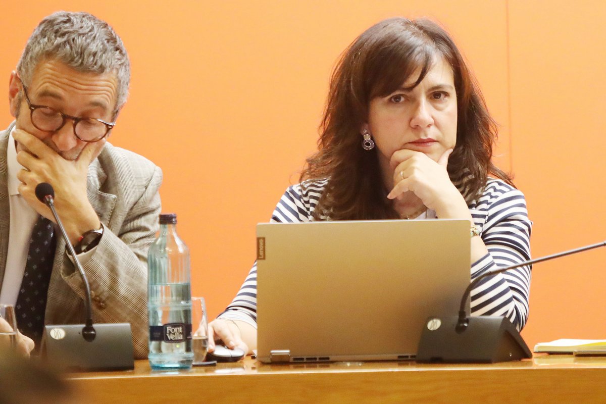 Andrea Canelo amb Jordi Terrades en un ple el gener de 2024