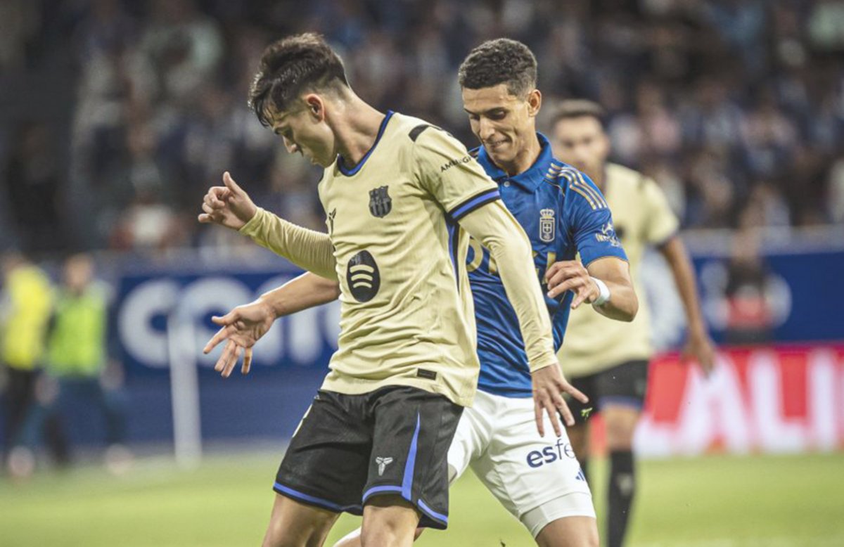 Ilyas Chairi, amb Pedri, en un moment del partit