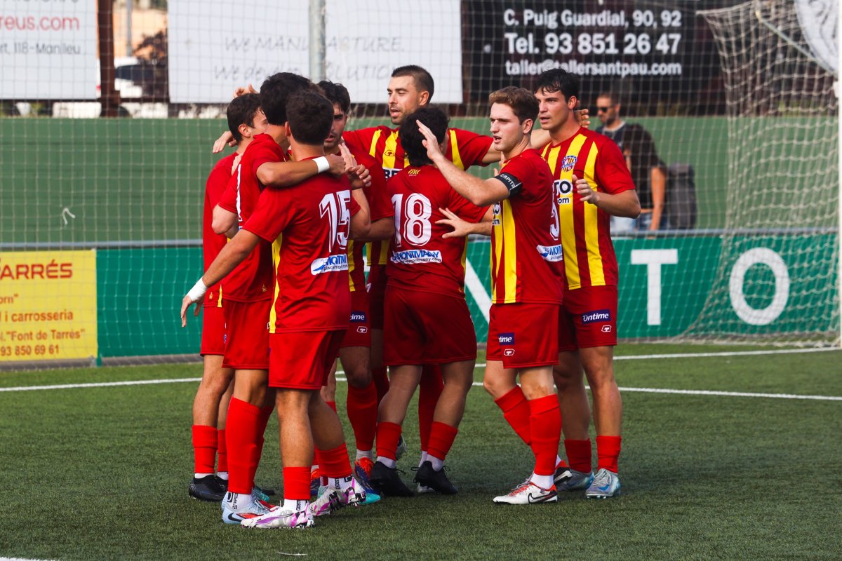 Els jugadors del Manlleu celebrant un dels gols an l'amisyós contra el Granollers