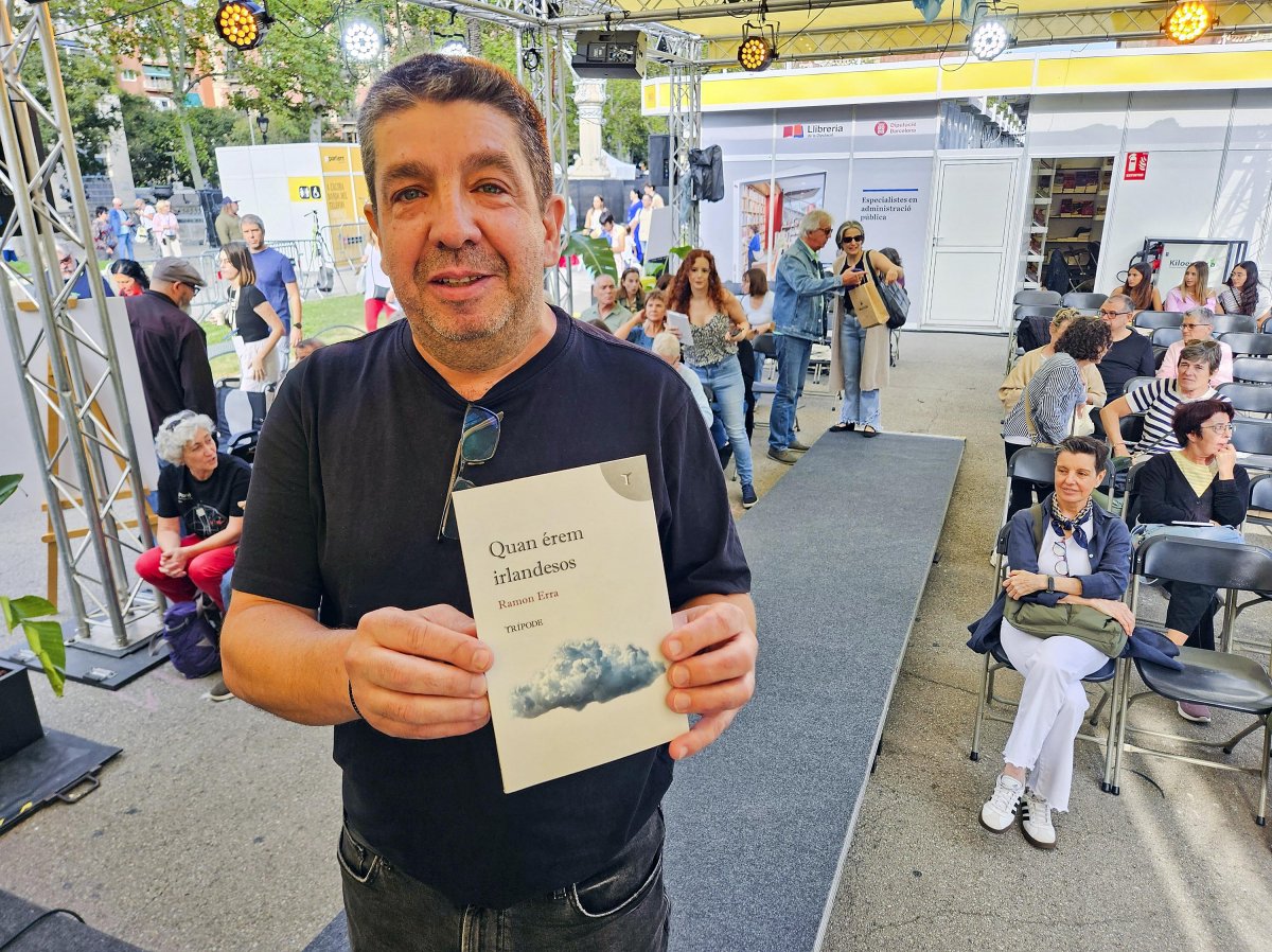 Ramon Erra amb exemplar del llibre, dissabte moments abans de la presentació a la Setmana del Llibre en Català, a Barcelona