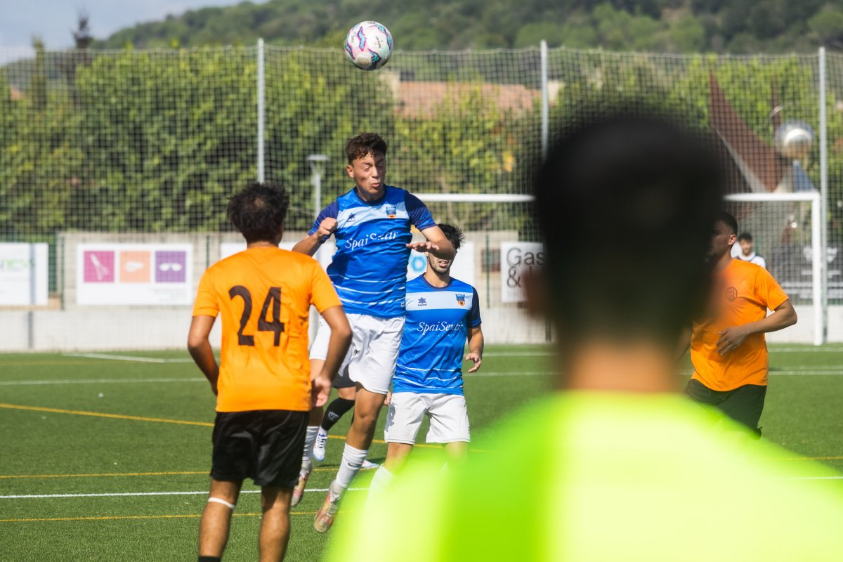 Marcel Puig, rematant una pilota amb el cap, en el primer partit de lliga