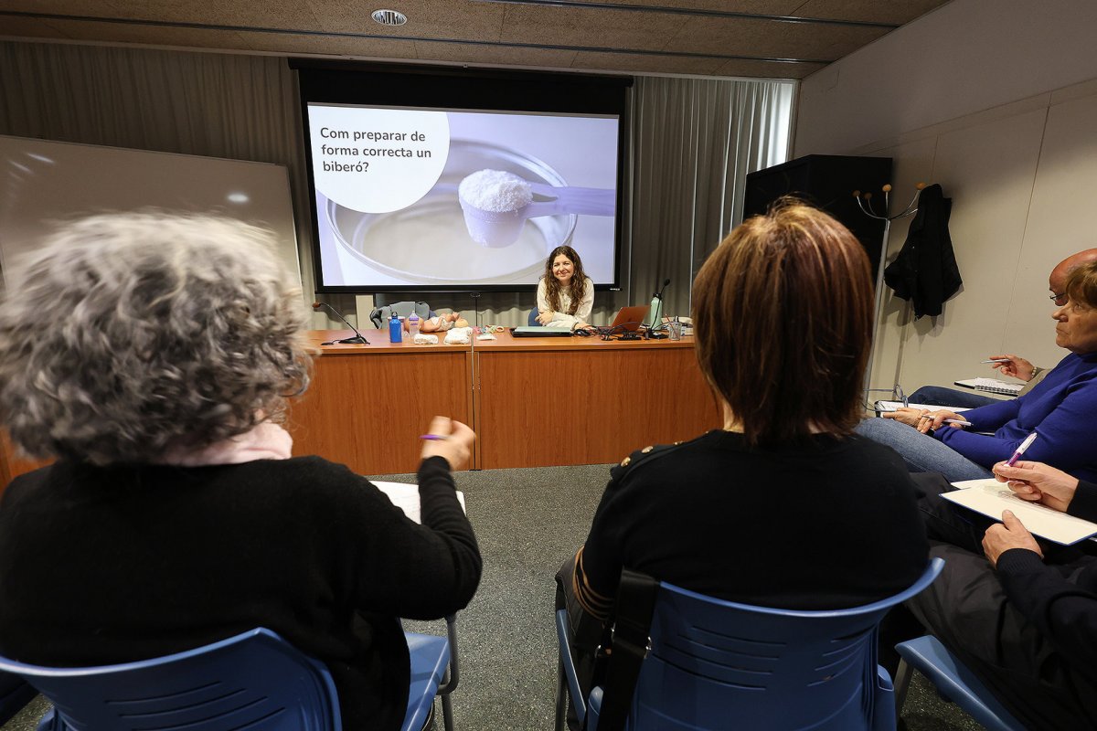 Uns alumnes de l’assignatura Pediatria per a avis i àvies, que es va fer el curs passat a Roca Umbert