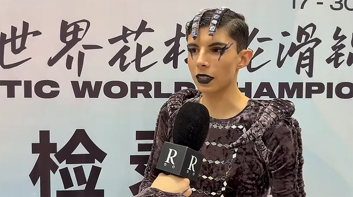 Jordi Pané, un dels patinadors del grup, comentant l'actuació