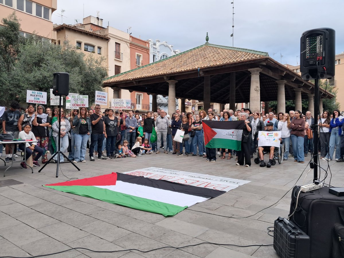 La concentració a la Porxada ha aplegat 300 persones aquesta tarda