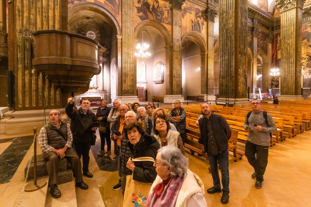 Un grup de turistes canaris a la catedral de Vic, la setmana passada