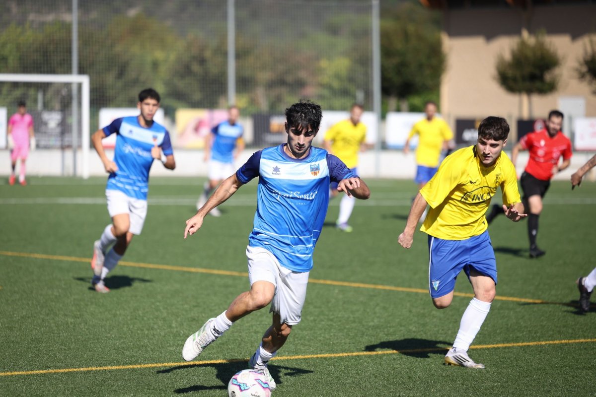 Joan Oller, marxant per velocitat per la banda en una acció de la primera meitat