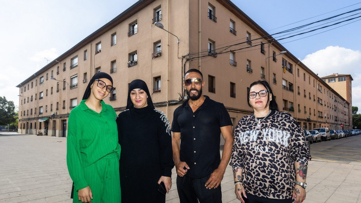 Alguns dels membres de la nova entitat que presideix Driss Dahbi, segon per la dreta, dimecres al barri