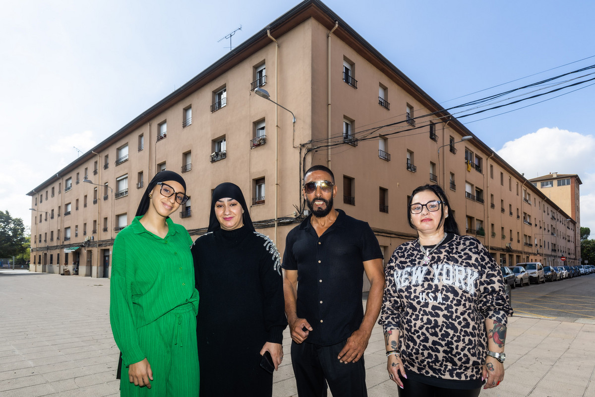 Alguns dels membres de la nova entitat que presideix Driss Dahbi, segon per la dreta, dimecres al barri