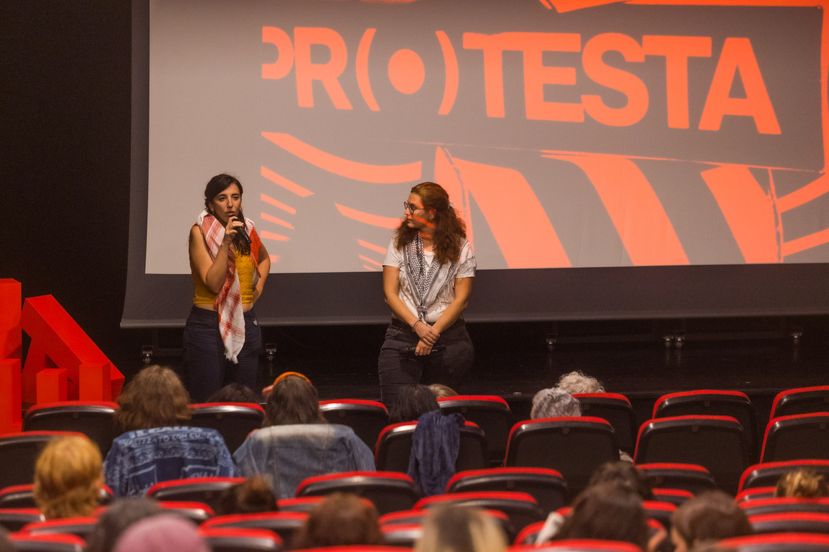 EL PROTESTA, AMB GAZA Com a prèvia de la programació, el Festival Protesta va viure aquest dijous, al mateix ETC, una jornada solidària amb el poble palestí. Hi va haver actuacions, parlaments i la projecció de la pel·lícula ‘From Ground Zero’, una col·lecció de 22 curtmetratges realitzats actualment a Gaza. Tots els diners recaptats amb les entrades (5 euros), la barra i uns ‘tote bags’ es destinaran a una entitat que treballi amb Gaza.