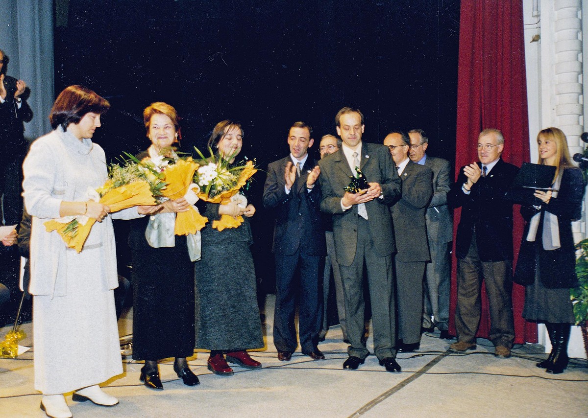 A dalt, el 25è aniversari de l’agrupació. A sota, Joan Gorgs, Joan Gallach, Josefina Puig i Lluís Camps, dimarts a Roda