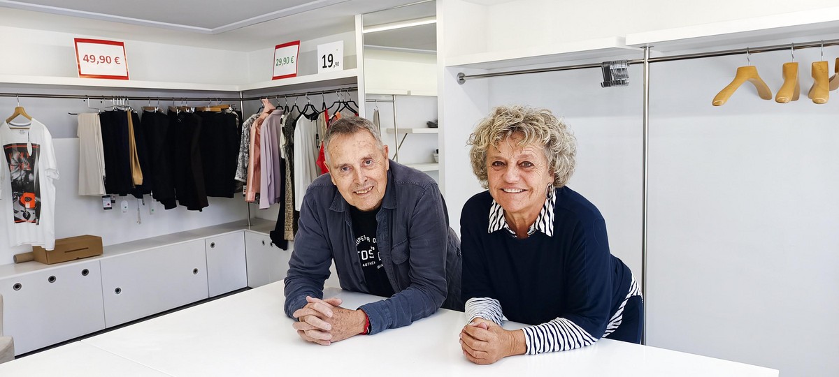 Miquel Faura i Fina Vilarmau a la botiga, que va tancar portes el passat dimarts 30 de setembre