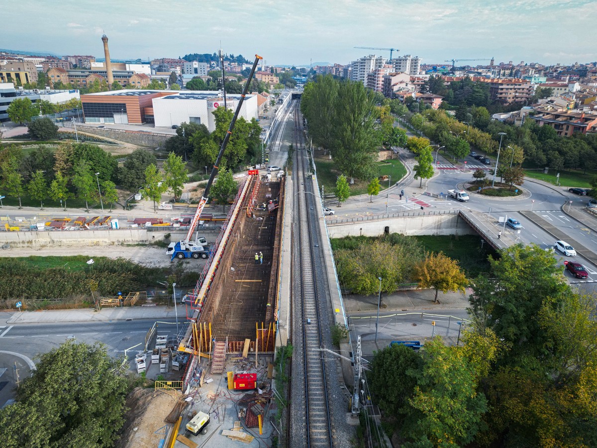 Dues grues de gran tonatge treballant dissabte en el desdoblament al pont del Mèder, entre el del Blanqueig i el Sucre