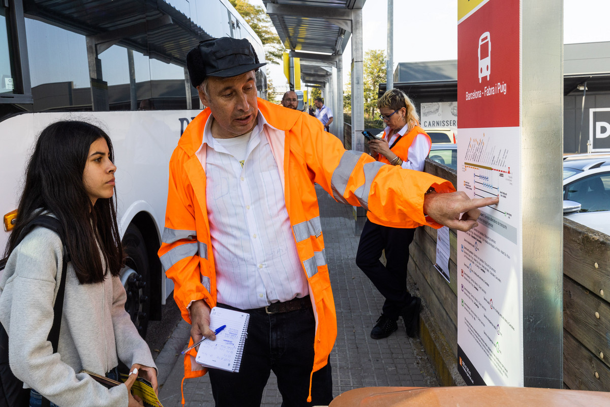 Un dels informadors dimecres a Centelles, explicant quin circuit seguir a una noia de les Franqueses del Vallès