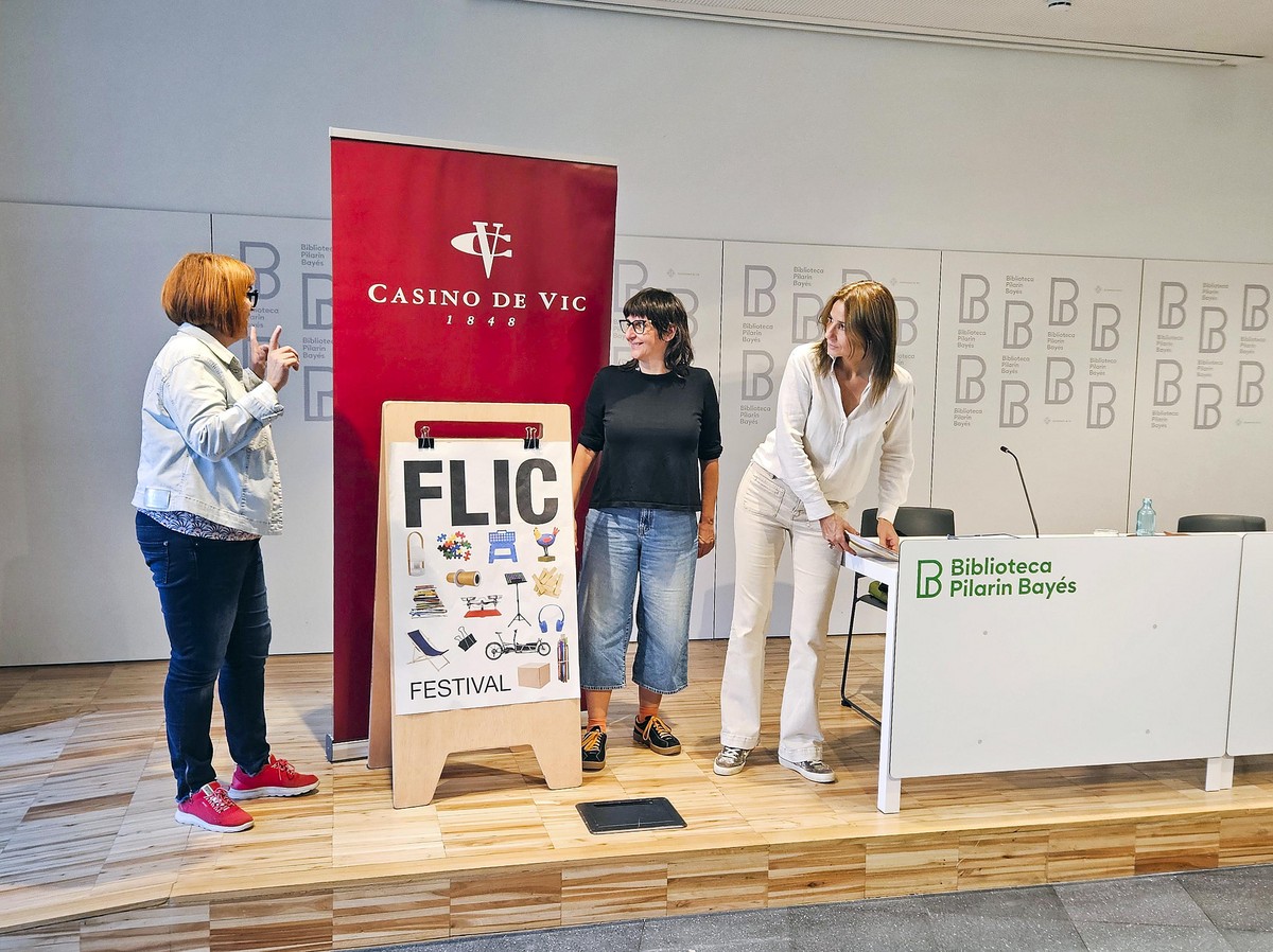 Montse Ayats, Magalí Homs i Bet Piella, durant la presentació del festival a la biblioteca, nou escenari de la iniciativa