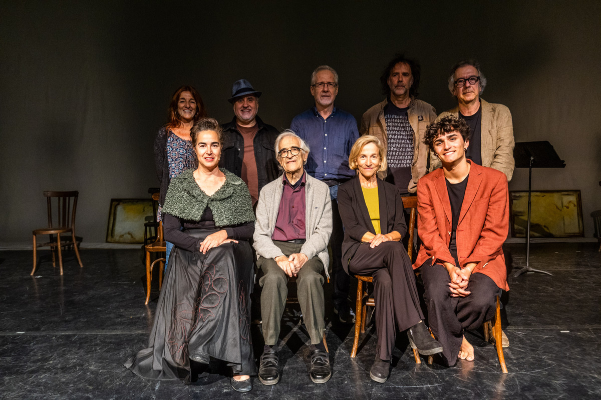 L’equip que ha treballat en ‘Llum, foscor, progressions’, amb Lluís Solà al mig