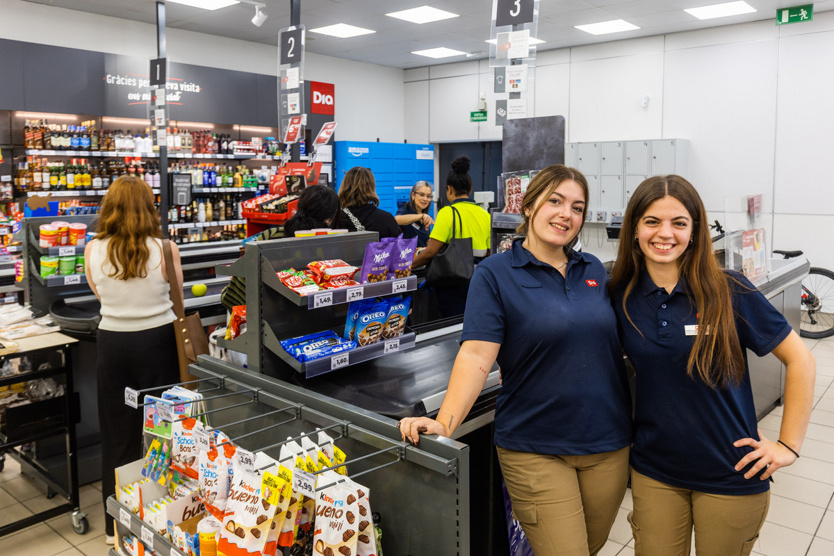Lorena Bernabeu i Judith Garcia. L'altra companya cobrava dimecres a una bona cua de clients