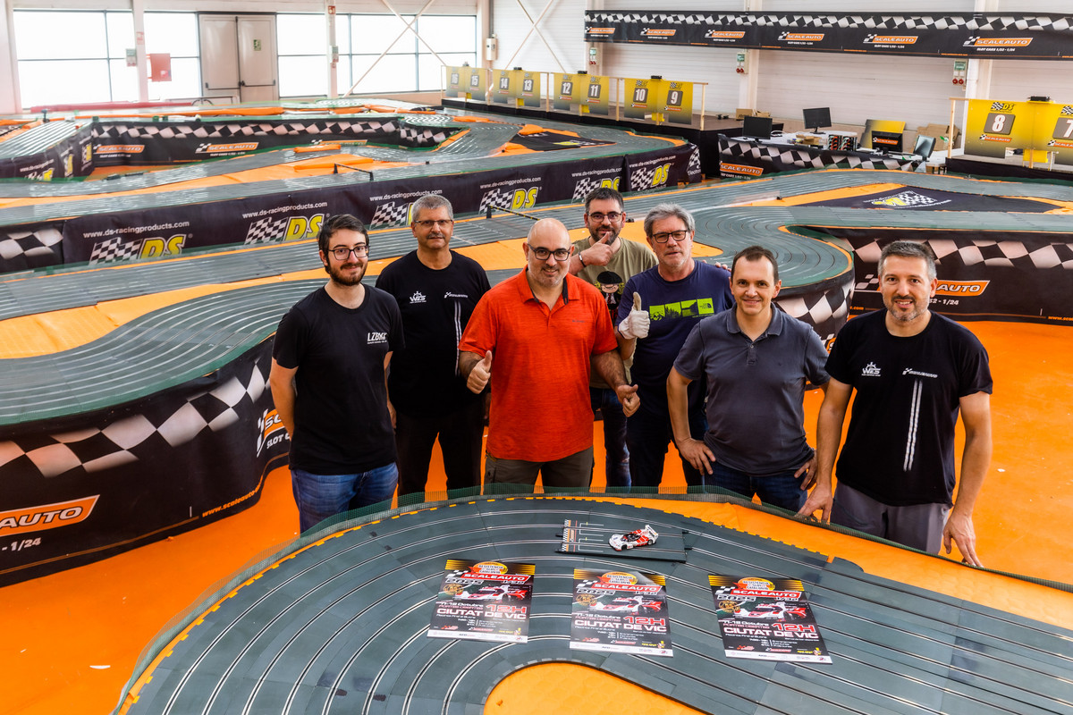 Els organitzadors de les 12 Hores de Resistència Slot davant de les pistes del circuit, al Sucre, aquest dijous a la tarda