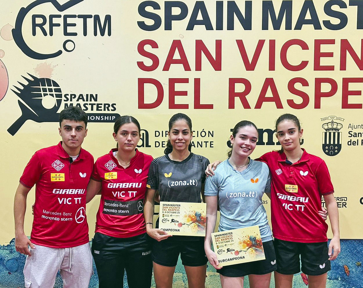 L’equip complet del Girbau Vic TT que ha participat a l’Spain Masters, amb campiona i finalista al mig de la imatge