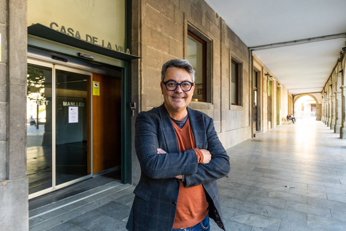 David Bosch, a davant de l’Ajuntament de Manlleu