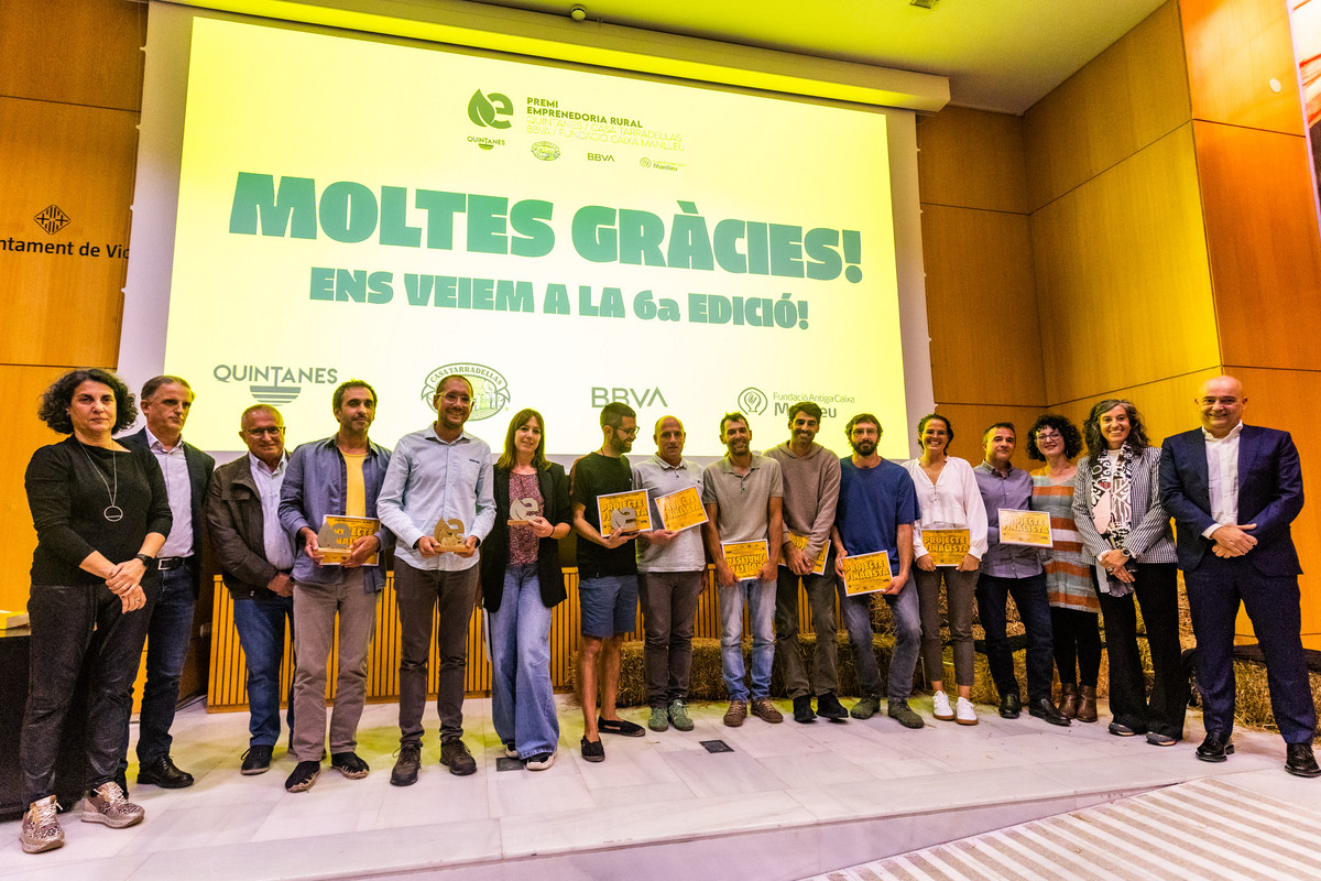A dalt, foto de família amb tots els premiats. A sota, Ferran Boix (Enso Ferments) i Adriana Blancafort (Bellota Sanota)