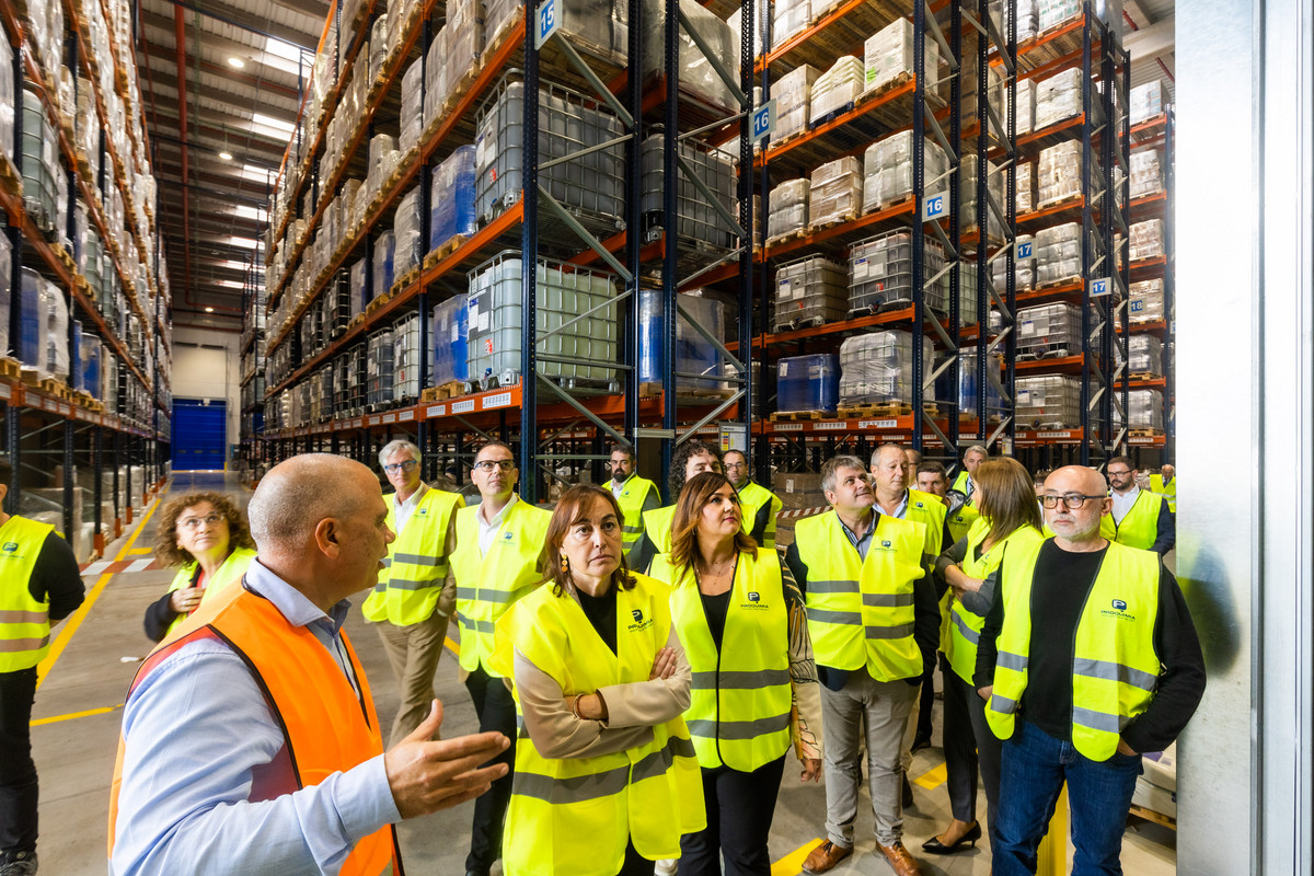 La consellera Sílvia Paneque durant el recorregut que va fer divendres per les noves instal·lacions de Proquimia