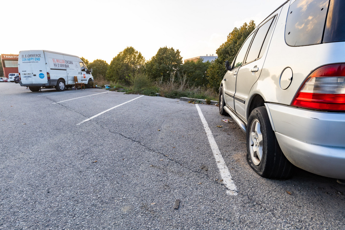Entre els indicis que un cotxe està abandonat pot haver-hi, a més a més de no moure’s, una o diverses rodes punxades