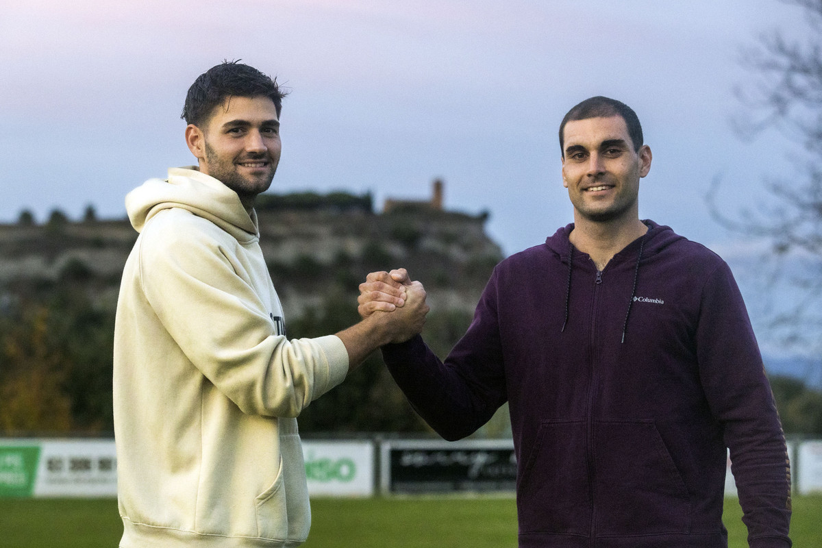 Dan Coll i Gil Bertrana, aquest dimecres al camp del Tona amb el Castell de fons