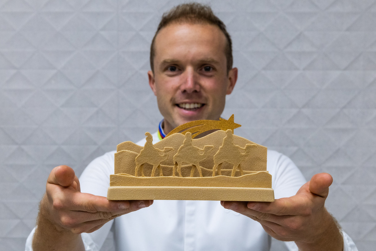 Lluc Crusellas, aquest dilluns amb una de les peces de la col·lecció, a l’obrador d’Eukarya