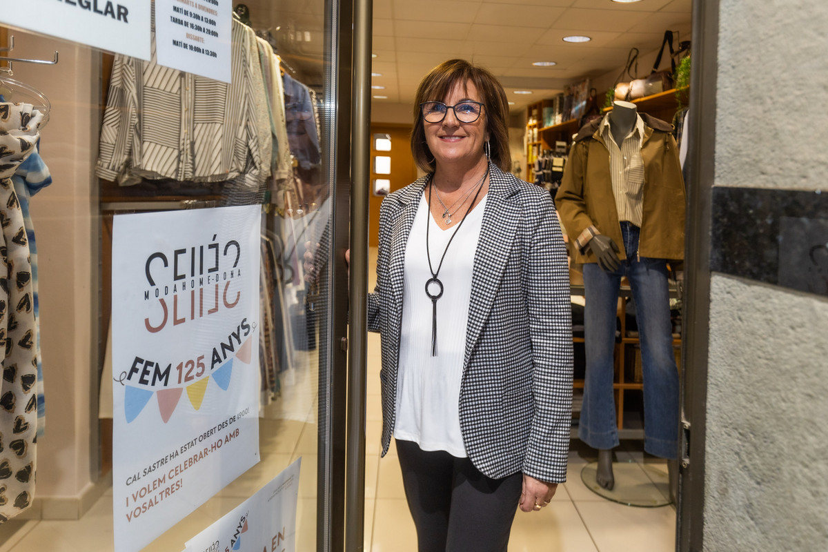 Anna Maria Sellés a la porta de l’establiment, situat al carrer de la Vila