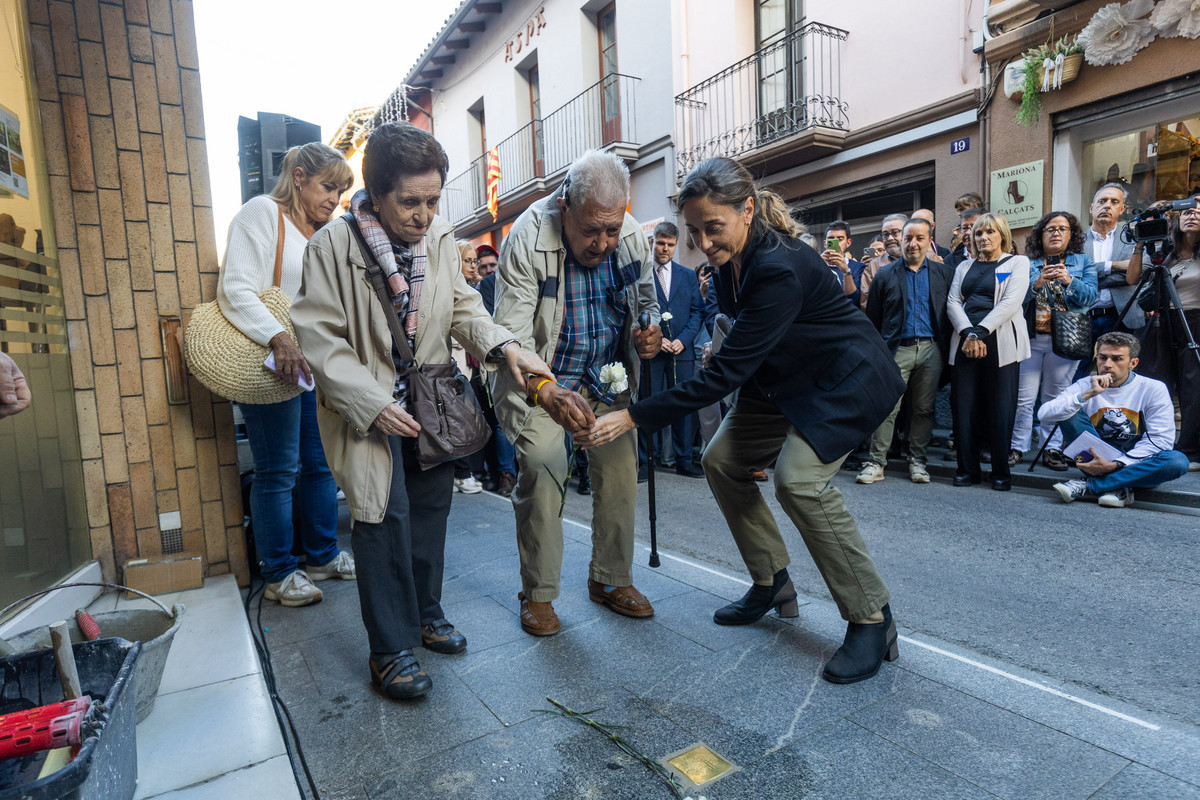 Familiars de Bartomeu i Francesc Motilla, durant la col·locació d’una de les llambordes