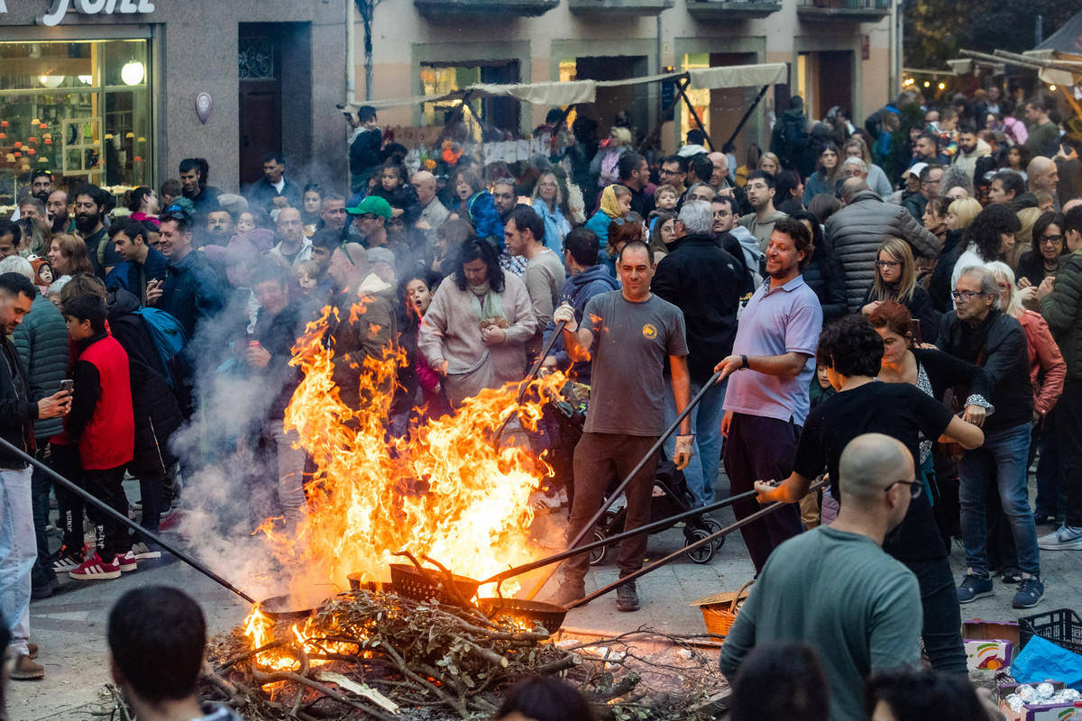 El foc per torrar castanyes al mig de la plaça Major de Viladrau