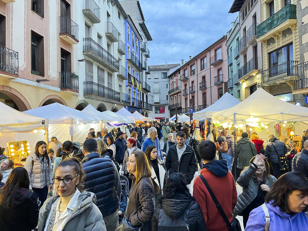 A dalt, el carrer Verdaguer i la plaça Gran plens de públic. A baix, el mentalista Luis Pardo al Teatre Comtal i detall d’una de les parades